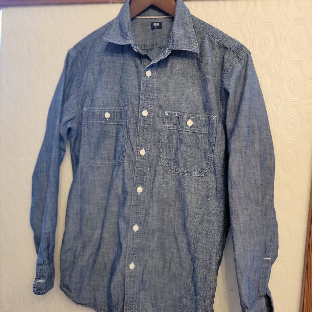 Uniqlo Men's‎ Long Sleeve Chambray Shirt Size M — Washed Blue Denim — Cotton